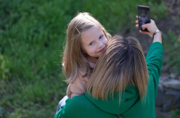 Mom and smiling daughter taking selfie on modern smartphone — Stock Photo, Image