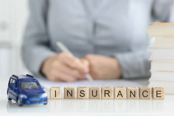 Sales representative fills out contractual documents for car insurance — Stock Photo, Image