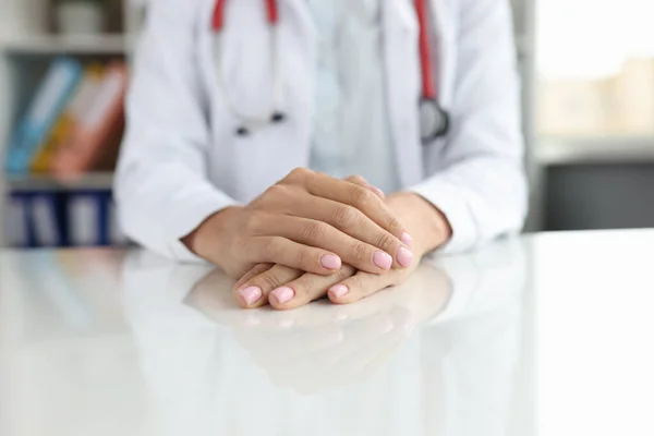 Médico geral profissional ou cardiologista senta-se à mesa — Fotografia de Stock