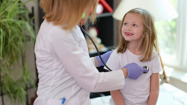 Pediatra bada małą dziewczynkę z bliska stetoskopem — Zdjęcie stockowe