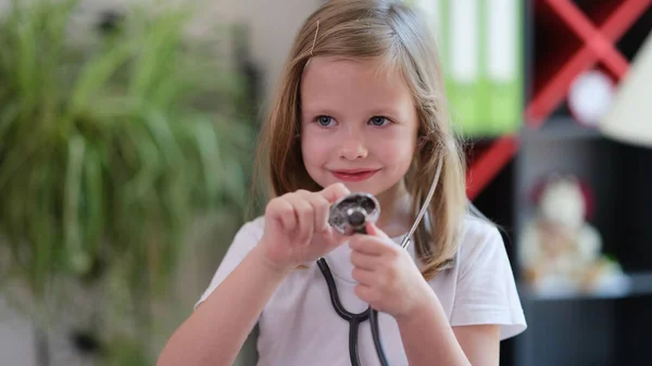 Portret van een mooi klein meisje met stethoscoop — Stockfoto