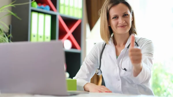 Glimlachend zelfverzekerde dokter die goedkeurend duimen omhoog steekt — Stockfoto