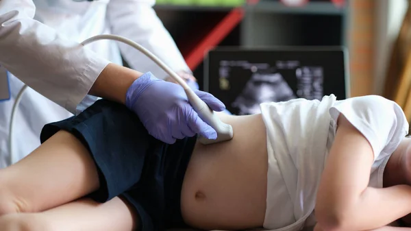Badanie lekarskie dziewczynki przy użyciu sprzętu ultrasonograficznego — Zdjęcie stockowe