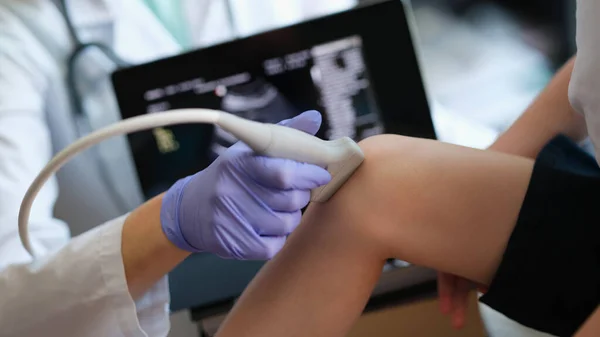 Procedimentos de ultrassom de articulação de joelho de pequena criança no hospital — Fotografia de Stock