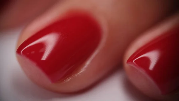 Manicure de prego vermelho na moda em salão de beleza — Fotografia de Stock