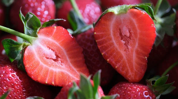 Κλείσιμο πολλών φρέσκων φραουλών σε φέτες. Περίοδος φράουλας — Φωτογραφία Αρχείου