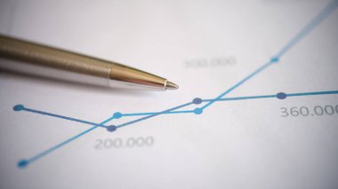 İstatistik verisi, grafik ve grafiği olan belgeye kalem yakın plan. İşaretlerle birlikte plan ya da stratejik plan. Kalem ve kağıt, belgeler.