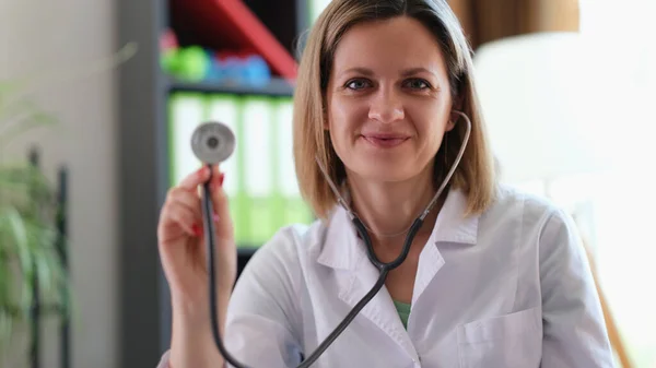 Retrato Mujer Practicante Sonriente Feliz Mostrando Estetoscopio Médico Médico Alegre —  Fotos de Stock