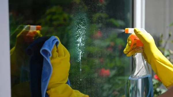 Közelkép Egy Nőről Aki Mosószert Rongyot Használ Ablaktisztításhoz Háztakarítás Takarítás — Stock Fotó