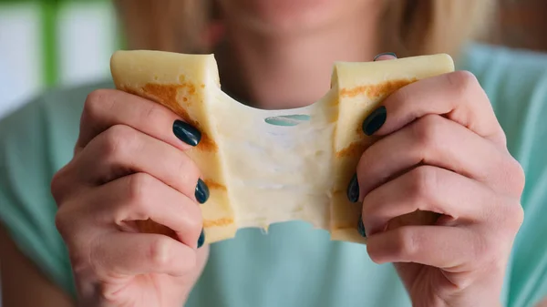 Close Mãos Femininas Segurando Panqueca Com Recheio Queijo Mulher Esticando — Fotografia de Stock