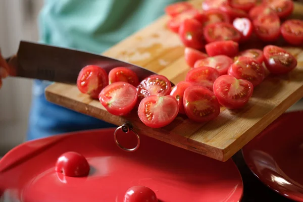 Großaufnahme Einer Person Die Auf Teller Geschnittene Tomaten Auf Holzbrett — Stockfoto