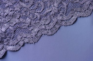 Çiçek desenli mavi dantel kumaşın üst görüntüsü. Tasarım çalışmaları için pürüzsüz kumaş arkaplan