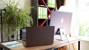 Tiflis, Georgia - 31 Mayıs 2022: Modern teknoloji ofisi ve ipad monitörü Yeni iMac Mi konsepti. İşçi iş yeri kavramı
