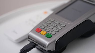 Para almak ve banka kartıyla ödeme terminali. Bankacılık hizmetleri kavramı