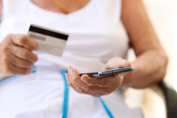 Starsza Kobieta Sprawdza Finanse Karcie Kredytowej Smartfonem Koncepcja Płatności Online — Zdjęcie stockowe
