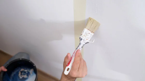 Malarz Maluje Ścianę Białą Farbą Koncepcja Napraw Malowania Ścian — Zdjęcie stockowe