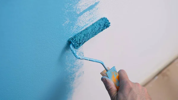 Ręcznie Trzyma Rolki Farby Ściany Niebieski Koncepcja Naprawy Malowania Ścian — Zdjęcie stockowe
