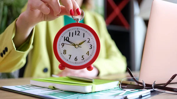 Empresaria Con Despertador Durante Dos Horas Oficina Descanso Almuerzo Concepto — Foto de Stock