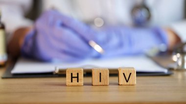 Klinikteki HIV metinleriyle doktorun geçmişinin karşılaştırılması. İnsan bağışıklık yetmezliği virüsü ve tedavi konsepti
