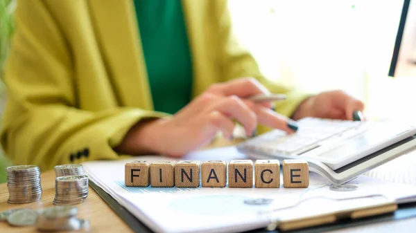 Finansiera Text Kuber Och Arbetande Affärskvinna Med Miniräknare Ekonomisk Rapport — Stockfoto