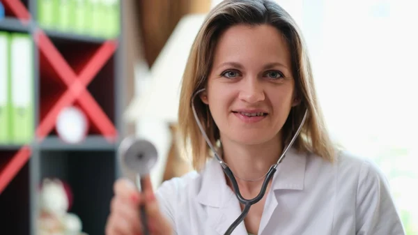 Porträtt Vacker Ung Läkare Håller Stetoskop Medicinska Tjänster Och Försäkringskoncept — Stockfoto