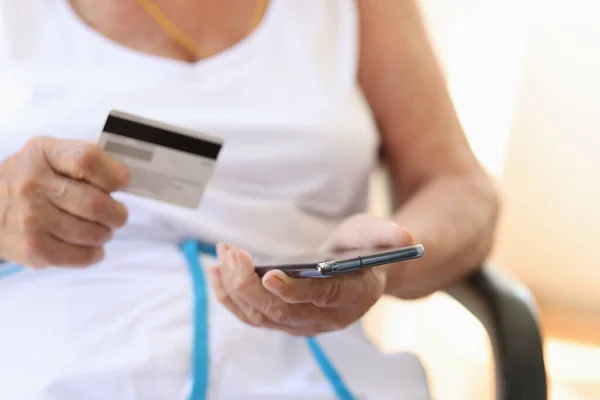 Zbliżenie Starszej Kobiety Ręką Przy Użyciu Smartfona Trzymając Kartę Kredytową — Zdjęcie stockowe