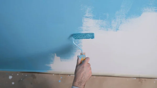 Homme Peint Mur Blanc Avec Gros Plan Colorant Bleu Concept — Photo