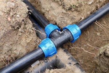 Ülkedeki sulama için siyah plastik borular. Sulama sistemi ve pvc borular kavramı