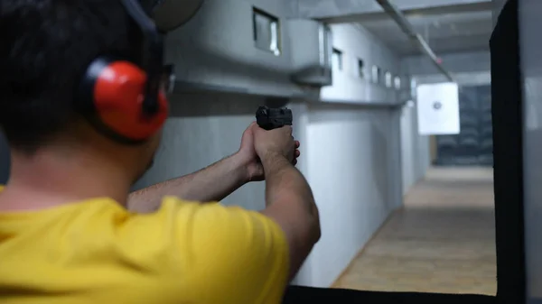Shooter Shoots Pistol Shooting Range Closeup Shooting Practice Training Shooting — Stockfoto