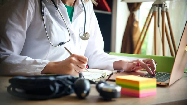 Närbild Kvinnliga Läkare Som Arbetar Laptop Kliniken Online Medicin Och — Stockfoto