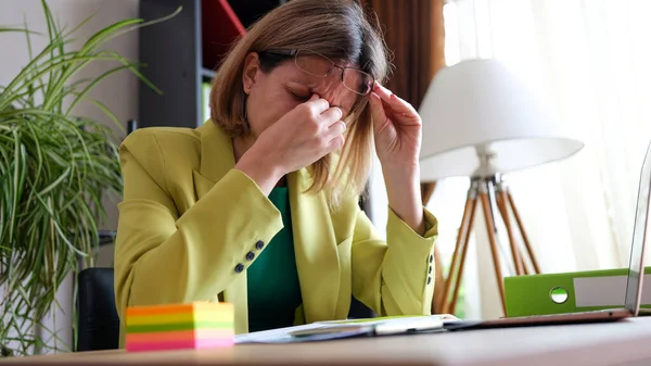 Ofisteki Aşırı Çalışan Bir Kadının Portresi Stresli Yorgun Ofis Çalışanı — Stok fotoğraf