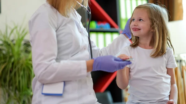 Portret Uśmiechniętego Dzieciaka Lekarza Pediatry Mała Dziewczynka Dotykająca Stetoskopu Koncepcja — Zdjęcie stockowe