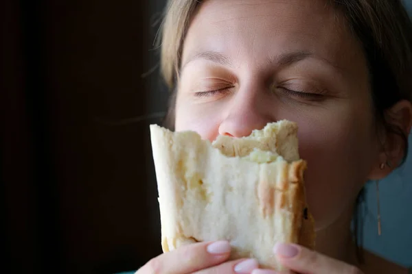 Portrait Young Woman Closing Eyes Pleasure Eating Tasty Shawarma Street — Foto Stock