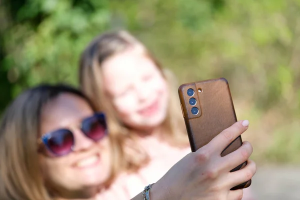 Portrait Mother Smiling Little Girl Taking Selfie Modern Cellphone Happy — Stock Photo, Image