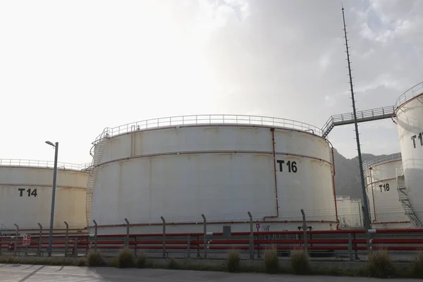 Close White Big Petrochemical Storage Tanks Tank Farm Crude Oil — Fotografia de Stock