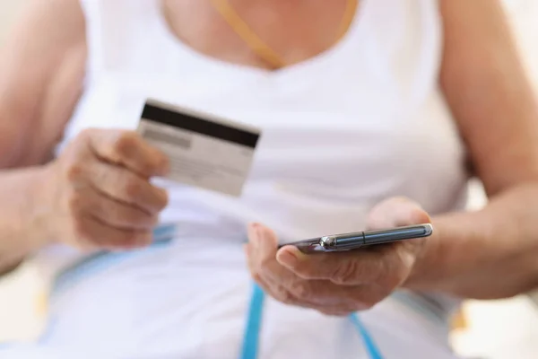 Close Elderly Female Making Payments Using Smartphone Credit Card Old — Zdjęcie stockowe