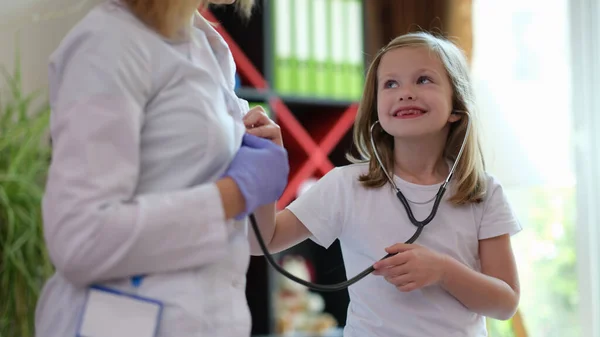 Portrait Happy Little Girl Using Medical Stethoscope Doctor Appointment Healthcare — ストック写真
