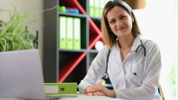 Retrato Feliz Sorridente Praticante Posando Consultório Clínica Médico Alegre Olhando — Fotografia de Stock