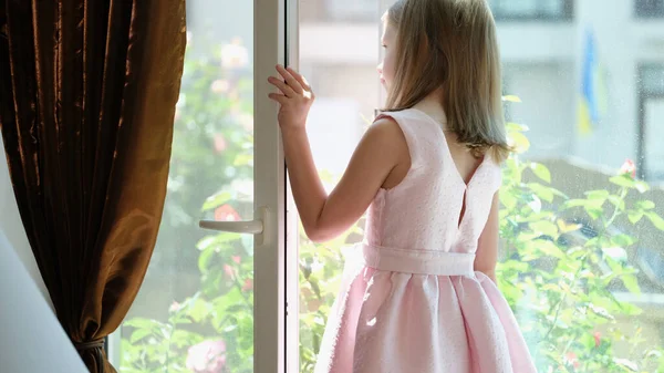 Крупный План Маленькой Девочки Розовом Платье Стоящей Подоконнике Открытого Окна — стоковое фото