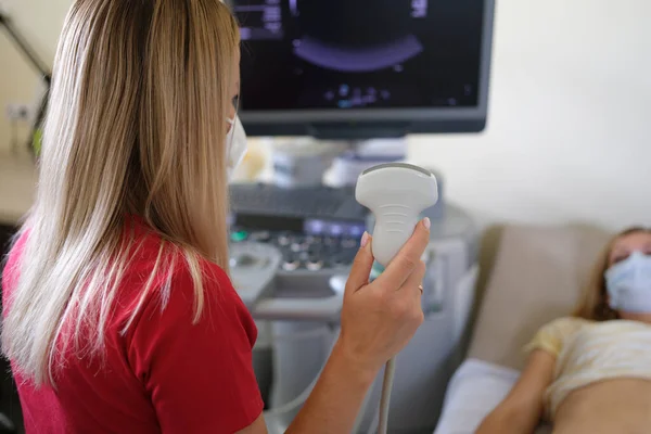 对持有超声波传感器和检查病人的女医生进行近距离检查 妊娠并发症的诊断概念 — 图库照片