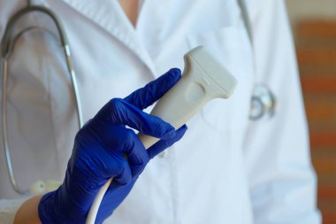 Ultrason sondası gösteren doktor sonografın yakın çekimi. Doktor hasta teşhisi için ultrason makinesi hazırlıyor.