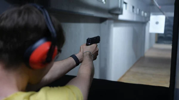 Primer Plano Del Tipo Con Auriculares Tácticos Apuntando Pistola Objetivo —  Fotos de Stock