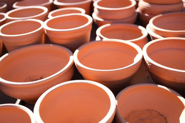 Primer Plano Macetas Vacías Arcilla Invernadero Invernadero Macetas Para Plantar —  Fotos de Stock