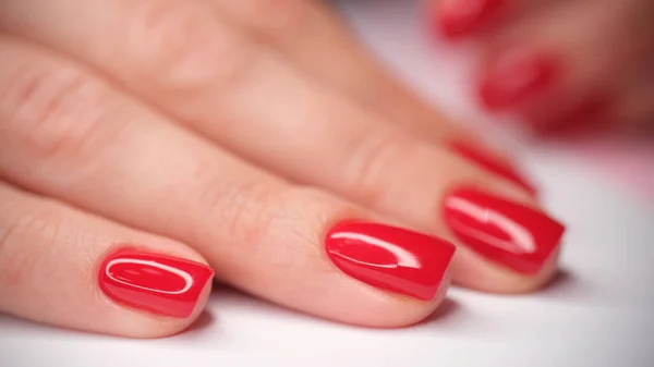Primer Plano Las Manos Femeninas Con Manicura Brillante Rojo Con — Foto de Stock