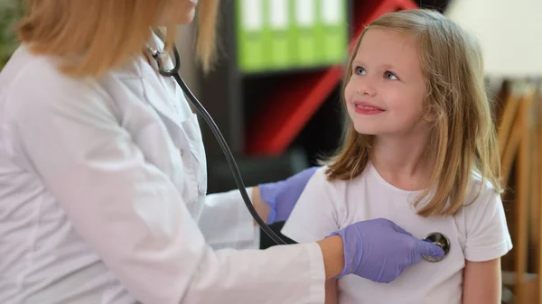 Portret Uśmiechniętej Dziewczyny Wizycie Lekarza Klinice Pediatra Badający Małe Dziecko — Zdjęcie stockowe