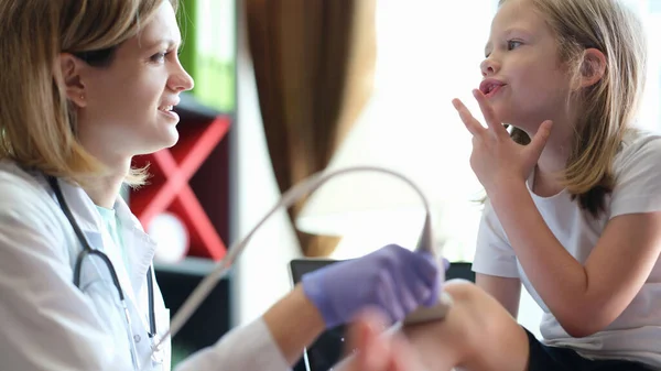 Close Doctor Diagnosing Injuries Defects Kid Little Girl Telling Something — Fotografia de Stock
