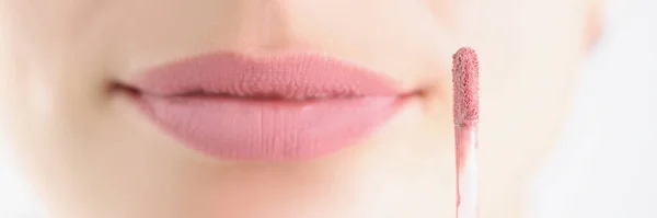 Πινέλο Ροζ Lip Gloss Στο Φόντο Του Προσώπου Κοντινό Πλάνο — Φωτογραφία Αρχείου