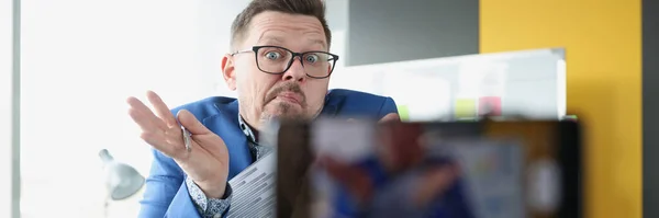 Male Coach Blue Jacket Looks Camera Confusion Close Financial Vlog — Stock Photo, Image