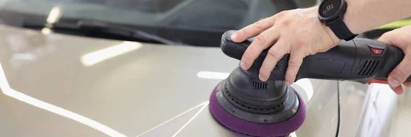 Männliche Hände Polieren Die Motorhaube Eines Autos Mit Einem Gerät — Stockfoto
