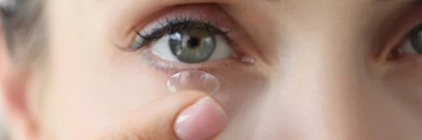 Woman Inserts Contact Lens Her Eye Face Close Eye Diseases — Stock Photo, Image